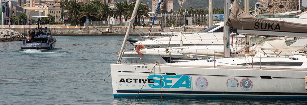 En primer término el velero incautado, en segundo plano la embarcación de Vigilancia Aduanera zarpando de Ceuta