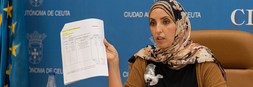 Fatima Hamed muestra el contrato de adjudicación