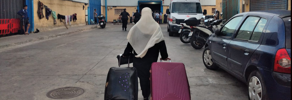 Una mujer marroquñi con su equipaje llega a las naves del tarajal