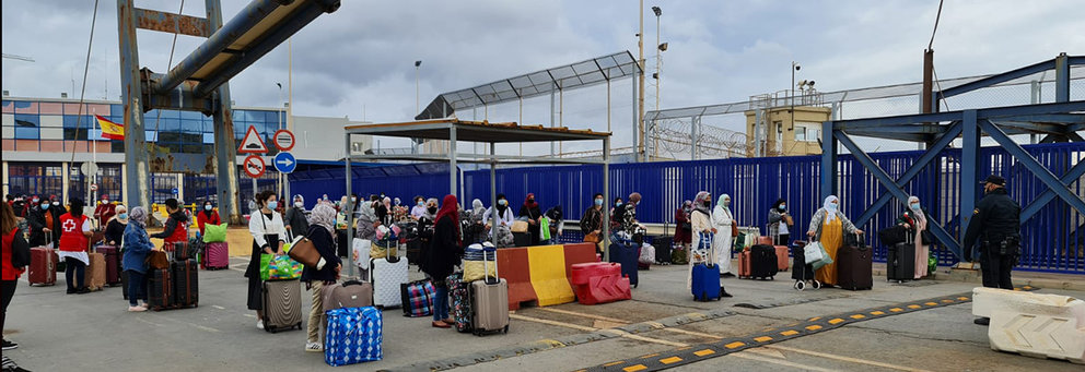 Mujeres marroquyíes en tierra de nadie en el operativo de repatriación