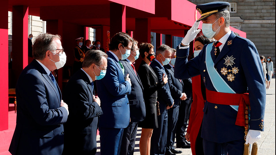 GRAF9513. MADRID, 12/10/2020.- El rey Felipe saluda al presidente de Melilla, Eduardo de Castro, durante el acto organizado con motivo del Día de la Fiesta Nacional, en Madrid este lunes. EFE/Kiko Huesca/POOL
