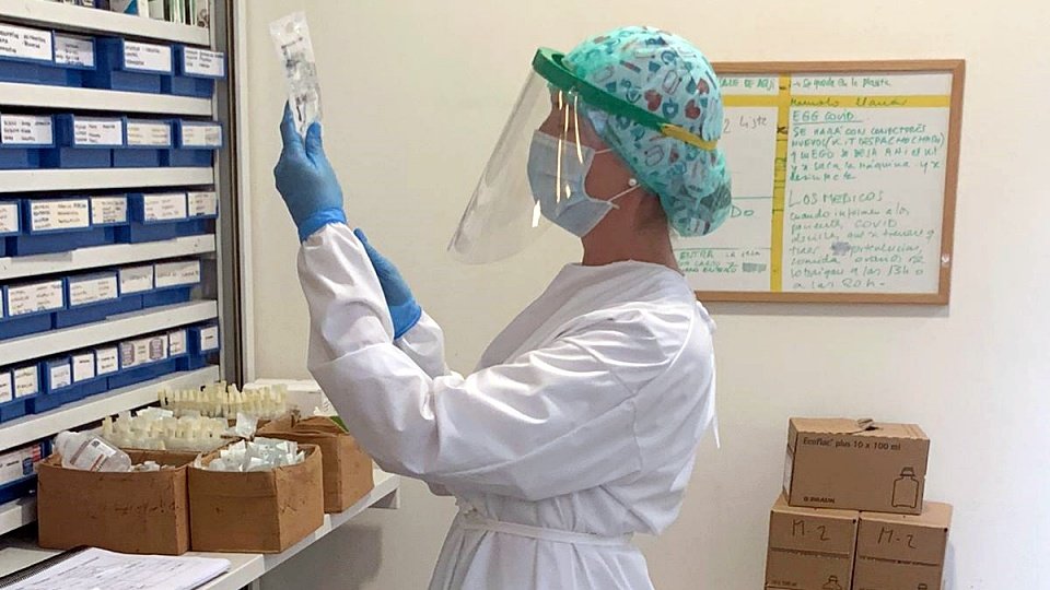 Una enfermera, provista de un equipo de protección individual frente al coronavirus