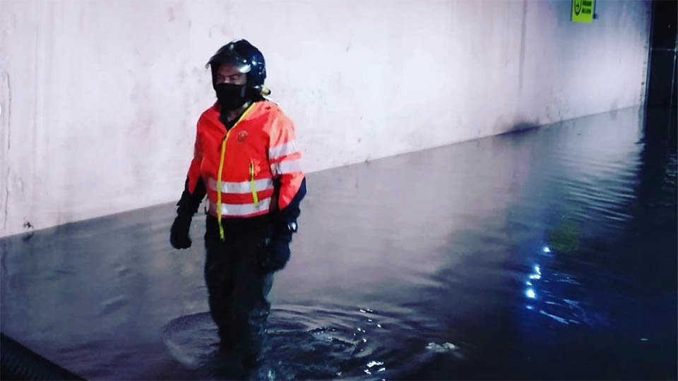 Bombero en el Mercado Central inundado por el temporal Filomena