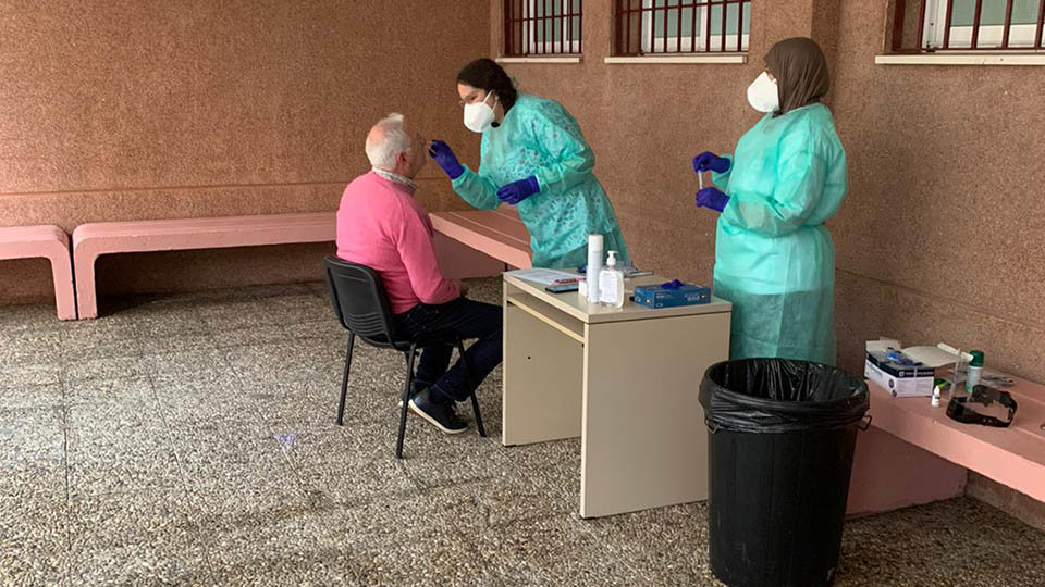Dos enfermeras escolares realizan test de antígenos en un Instituto de Educación secundaria