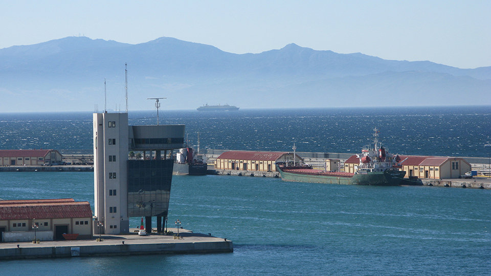 Torre de control y atraques del Puerto de Ceuta