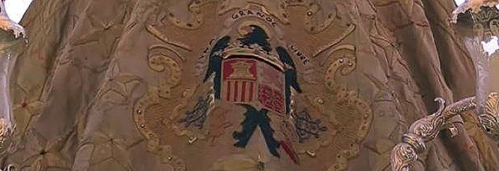 Escudo franquista en el manto de la Patrona de Ceuta pan