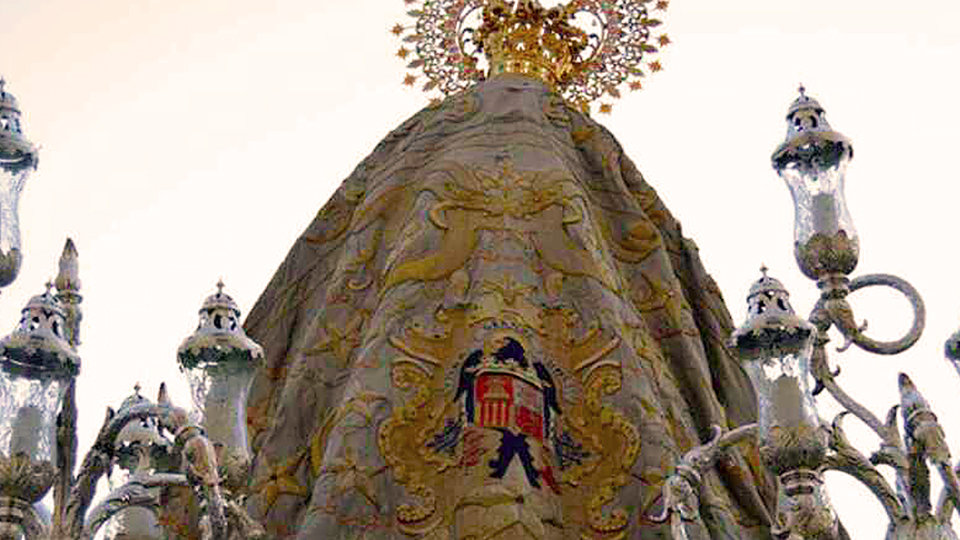 Escudo franquista en el manto de la Patrona de Ceuta