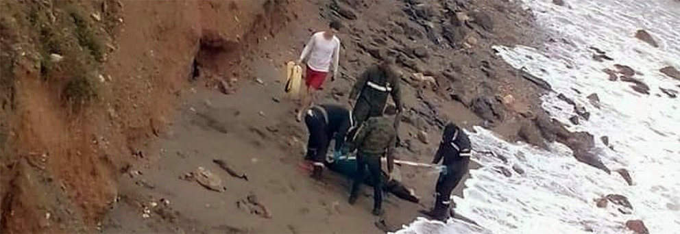 El cuerpo sin vida de uno d elos jóvenes que este domingo intentó entrra a nado en Ceuta. Foto vía Twitter @KARIMPRIM