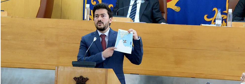 El diputado Youssef Mebroud durante su intervención en el Pleno