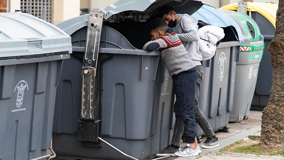 Jóvenes marroquñies buscan algo de comer en un contenedor