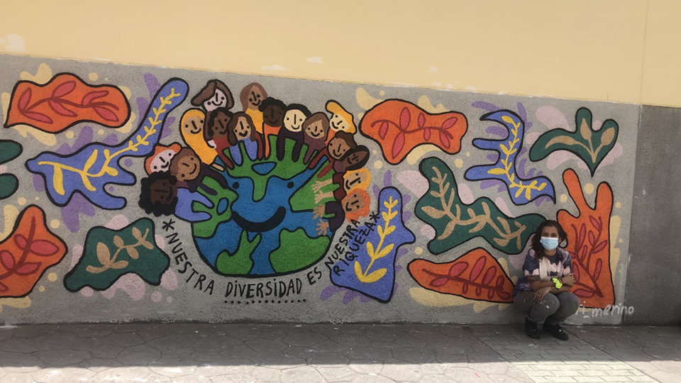 Mural en el  instituto Clara Campoamor de Ceuta con los colores de la diversidad 