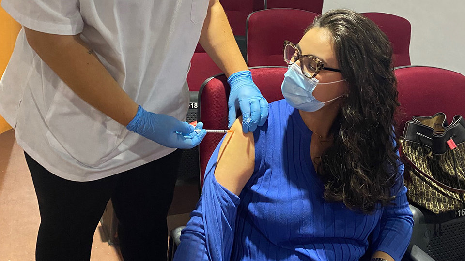 Dunia Mohamed recibe la primera dosis de la vacuna_2