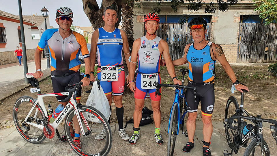 Los triatletas de la Ciudad, Alejandro Seguin y Paco Lobato del Club Triatlon Ceuta y Nacho de Rus y Jesús Bermejo del Club Tridingo