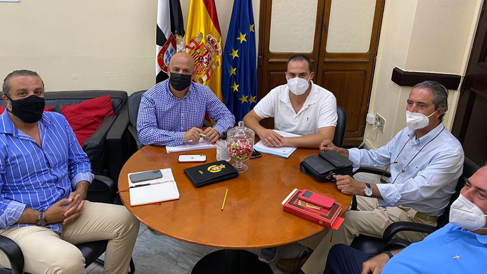 Juan Gutiérrez junto a los representantes de la Casa de Algeciras