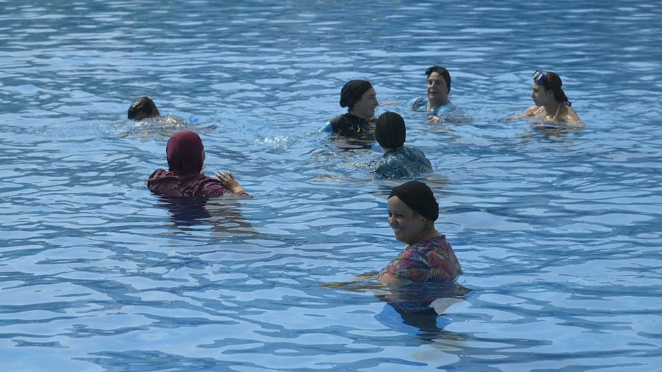 Mujeres con 'burkini' en el Parque Marítimo del Mediterráneo