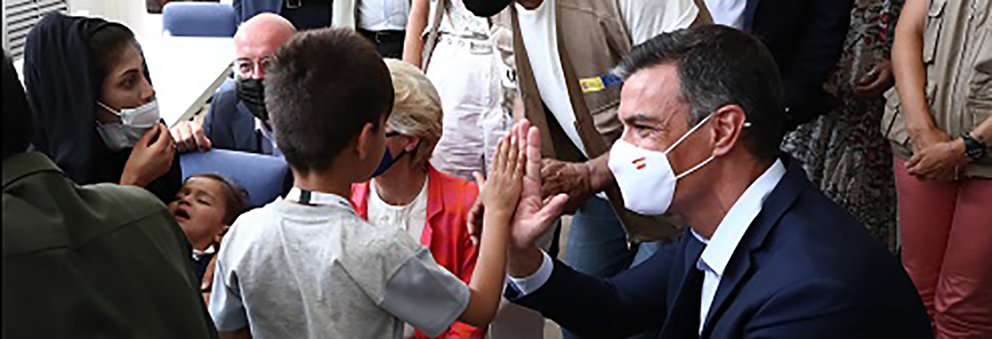 Pool Moncloa:Fernando Calvo. El presidente del Gobierno, Pedro Sánchez, saluda los refugiados afganos durante su visita al Centro de Acogida de España.