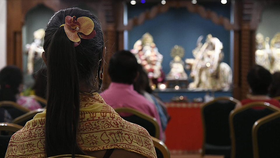 Una mujer, en el interior del templo hindú