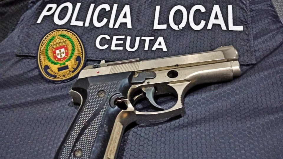 policía local arma