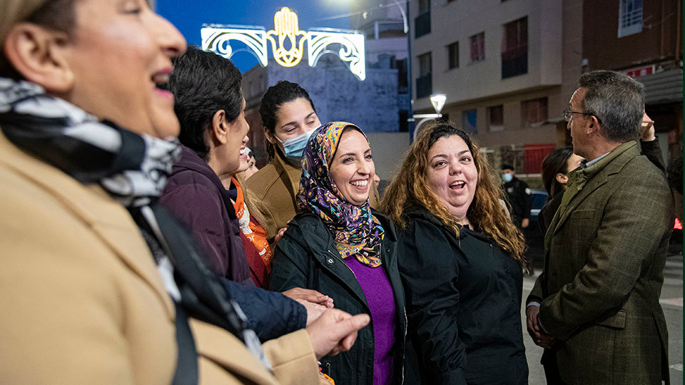  Elena María Mateo, Kissy Chandiramani, Lorena Miranda, Cristina Pérez y Sebastián Vega, durante la inauguración del alumbrado de Ramadán 2022