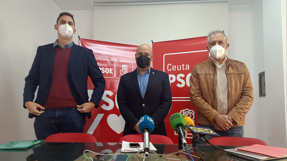 Pepe Simón, Juan Gutiérrez e Ismael Dris, en la sede del PSOE