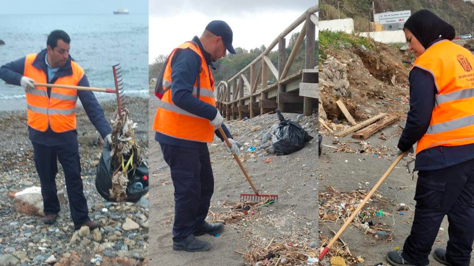 Trabajadores de los Planes de Empleo trabajan en el acondicionamiento de las playas