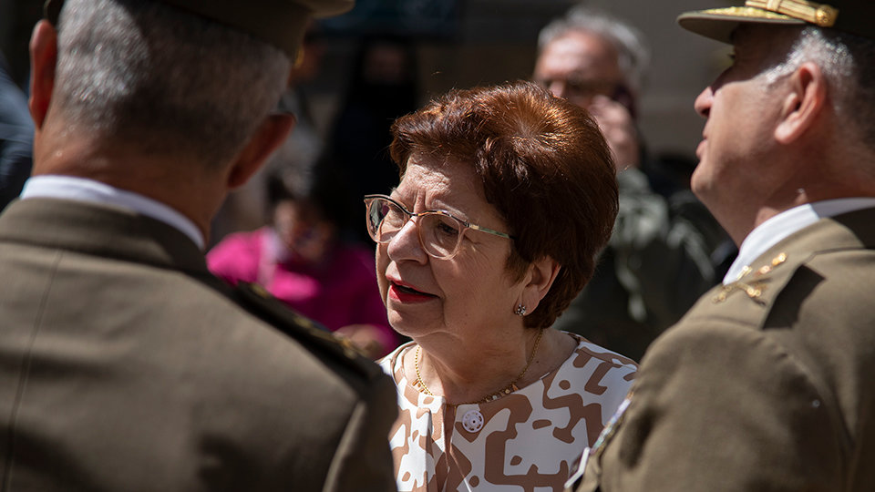 Salvadora Mateos conversa con mandos militares en el Homenaje al Tte. Ruiz