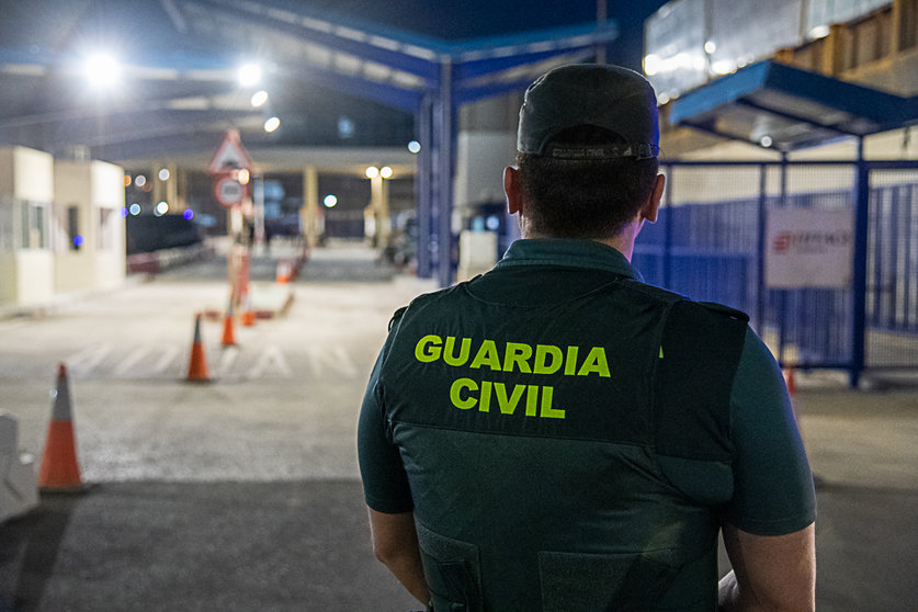 Un agente de la Guardia Civil, en la frontera de El Tarajal