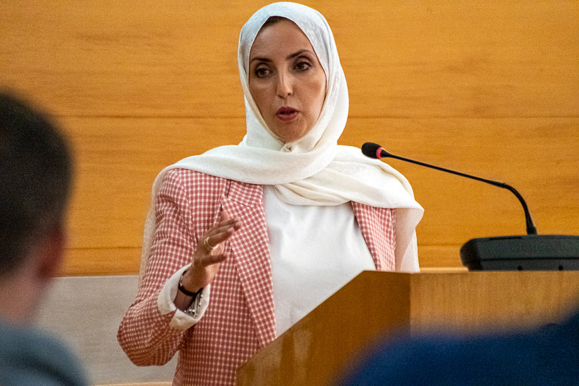 Fátima Hamed, en la tribuna de oradores de la Asamblea