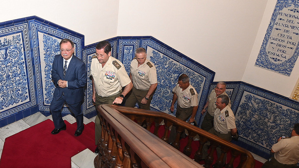 El presidente de la Ciudad, Juan Vivas, ha recibido esta tarde en la Puerta Noble del Palacio de la Asamblea al general de Ejército jefe de Estado Mayor del Ejército, Amador Enseñat y Berea