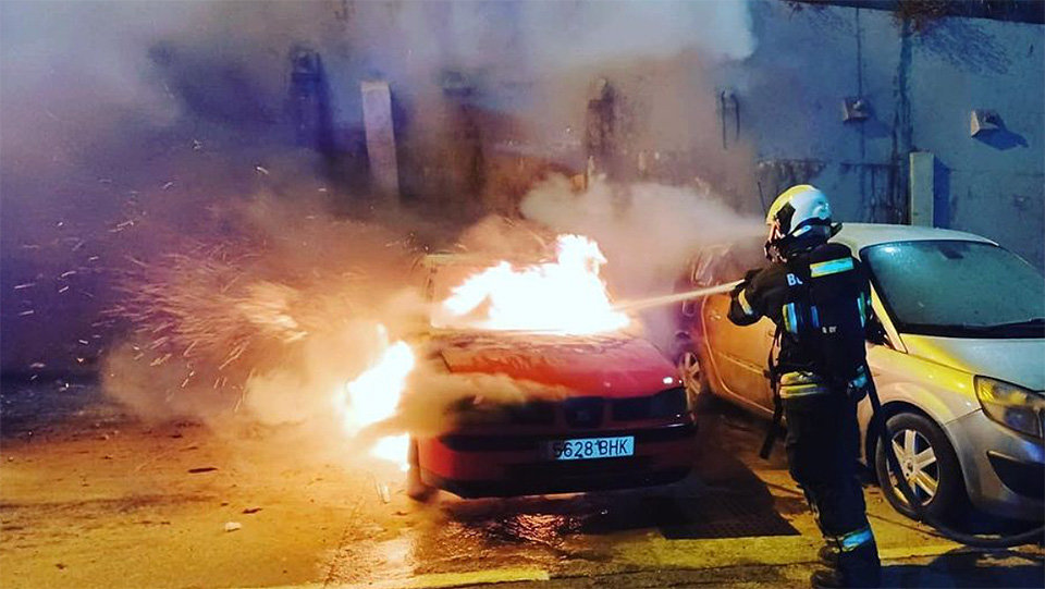 Un bombero actúa en el incendio de un vehículo en la barriada del Príncipe