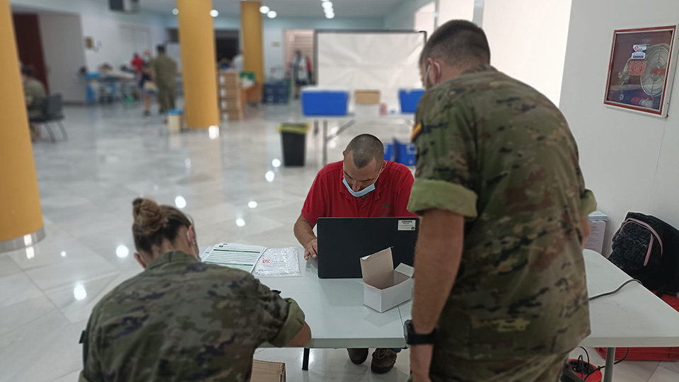 Militares dan sus datos en el Centro de Transfusiones
