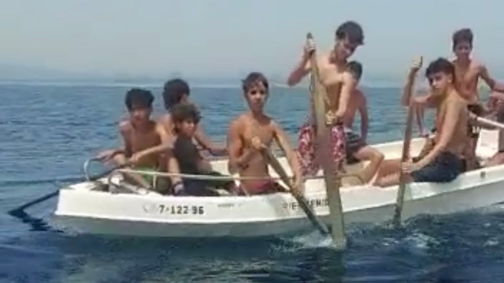 Más de una decena de menores, a bordo de una embarcación improvisada