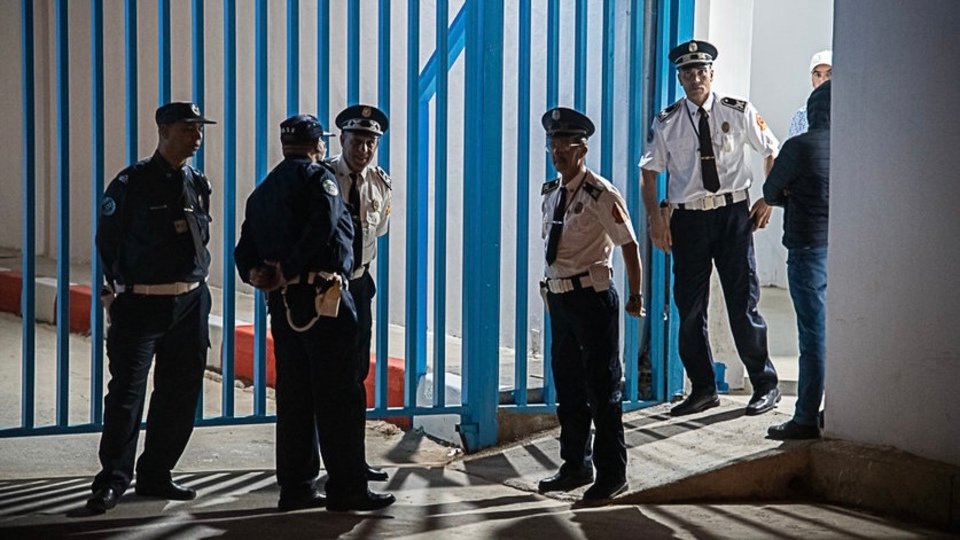 Varios agentes de la gendarmería marroquí, en el perímetro fronterizo de El Tarajal