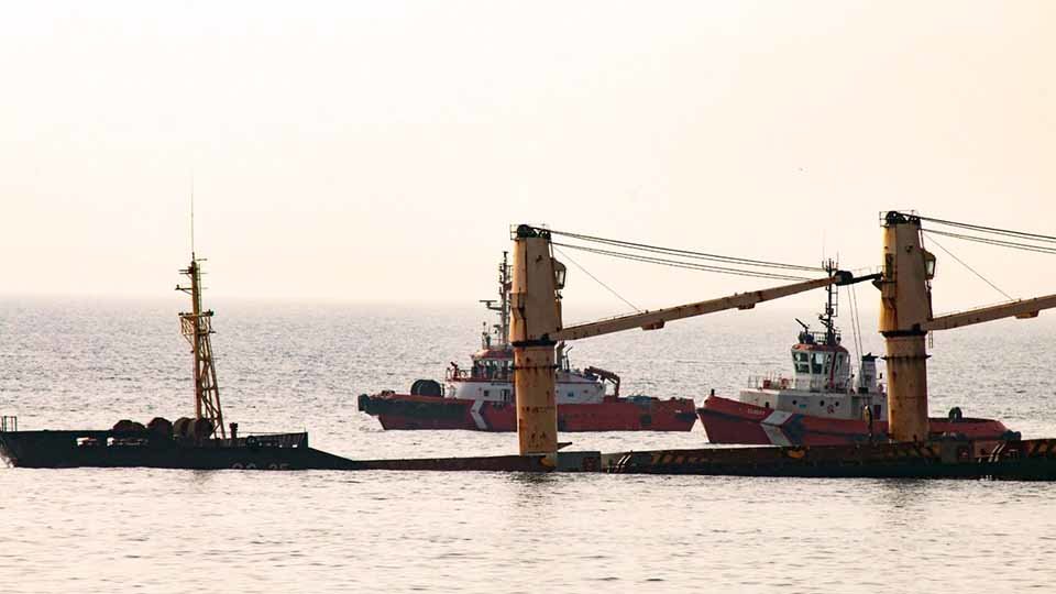 El granelero OS 35, en aguas del estrecho de Gibraltar