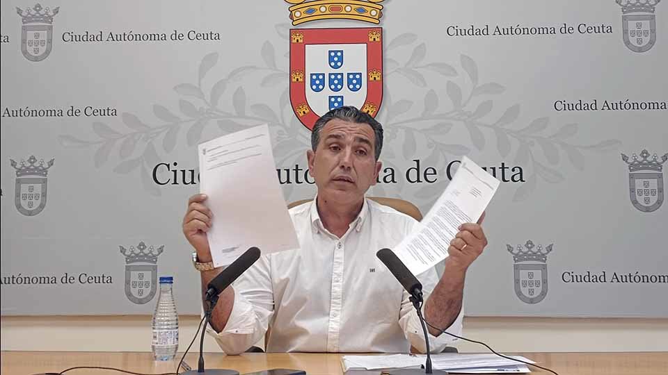 Carlos Rontomé muestra los documentos d ela solcitud para una corrida de toros