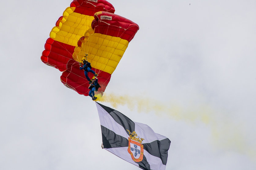 Exhibición de los paracaidistas de la PAPEA con motivo del Dia de Ceuta-17