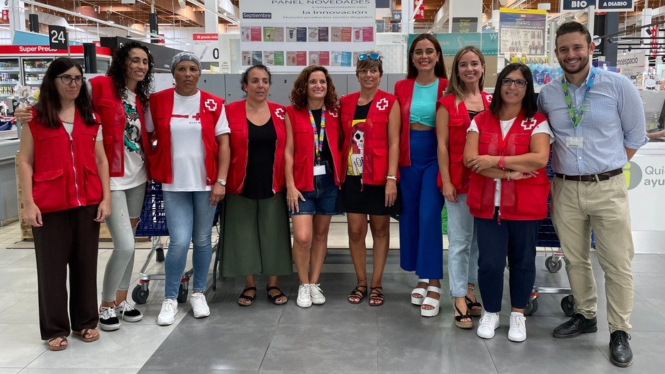 Miembros de Cruz Roja y Carrefour
