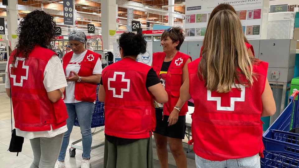 Voluntarios de Cruz Roja, en un el stand de la 'Vuelta el Cole 2022'