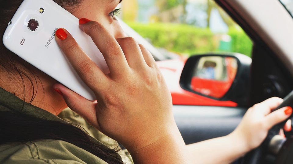 Una conductora habla por teléfono mientras conduce