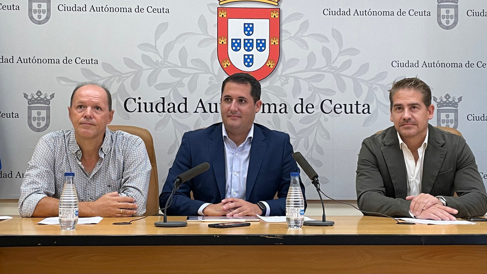 Manuel Martínez, Alejandro Ramírez y Karim Bulaix, en la sala de prensa del Palacio Autonómico