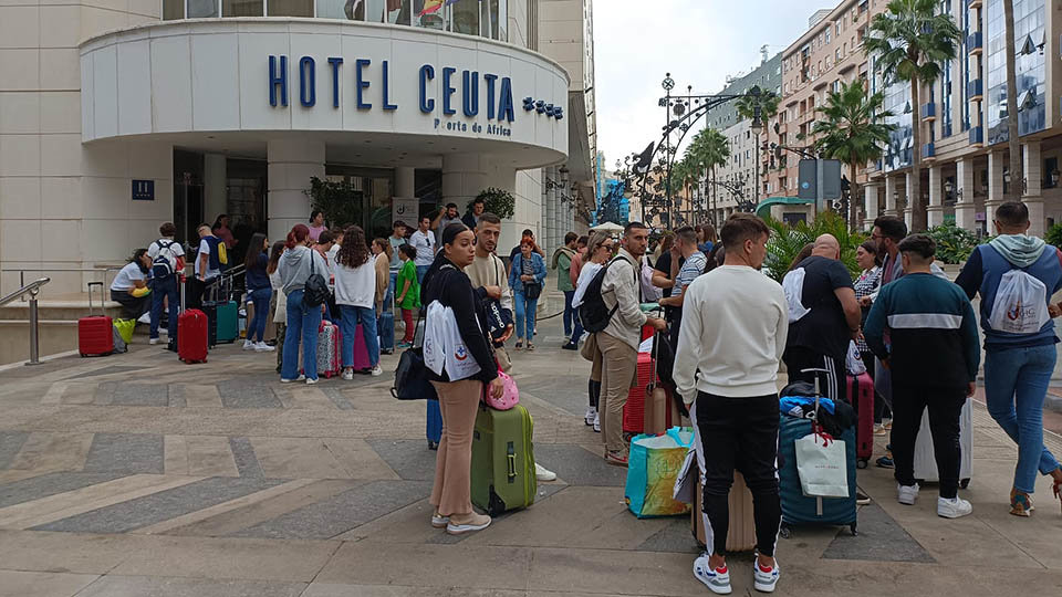 Un grupo de turistas, a las puertas del Hotel Puerta de África