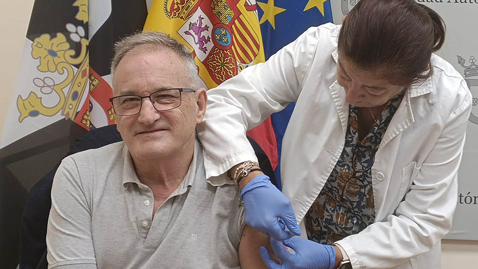 Lopera se ofrece voluntario a recibir la primera vacuna de la campaña de la gripe 2022