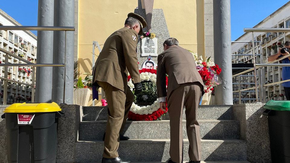 Marcos Llago y Juan Vivas, depositando una corona de flores junto a la tumba de Sánchez-Prado