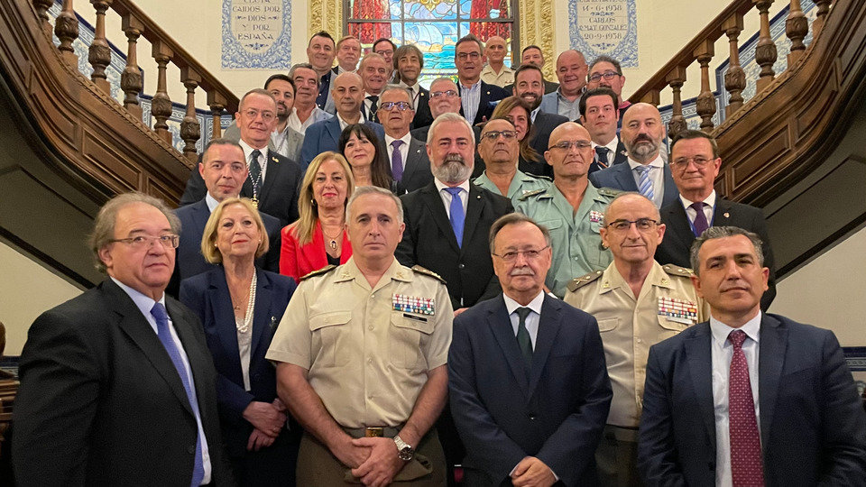 Los asistentes del V Encuentro de Hermandades Cristianas vinculadas a La Legión, junto a varios miembros del Gobierno