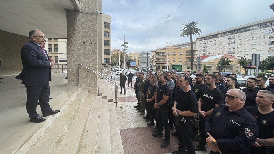 Alberto Gaitán, dirigiéndose a varios policías locales a las puertas del polifuncional