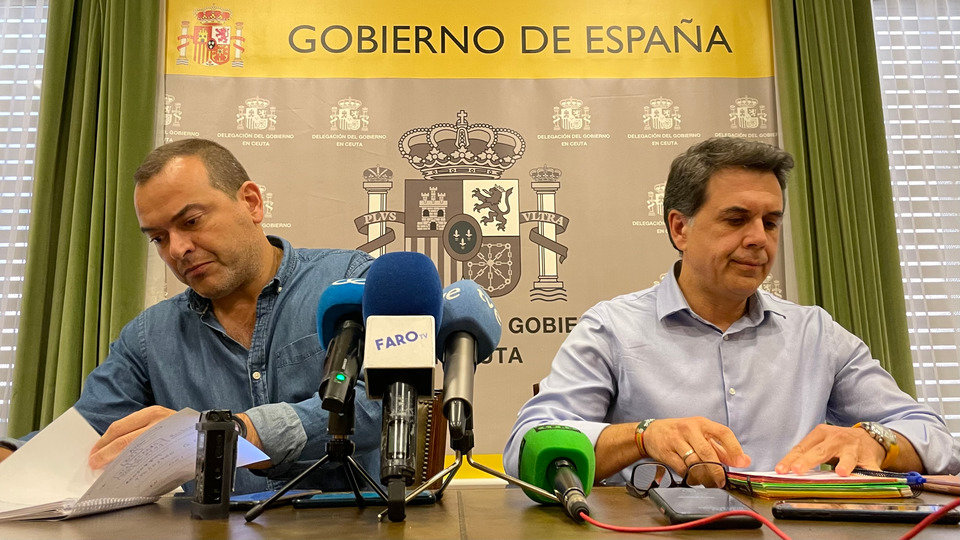 Gonzalo Sanz y Víctor Ríos, durante una rueda de prensa en la Delegación del Gobierno
