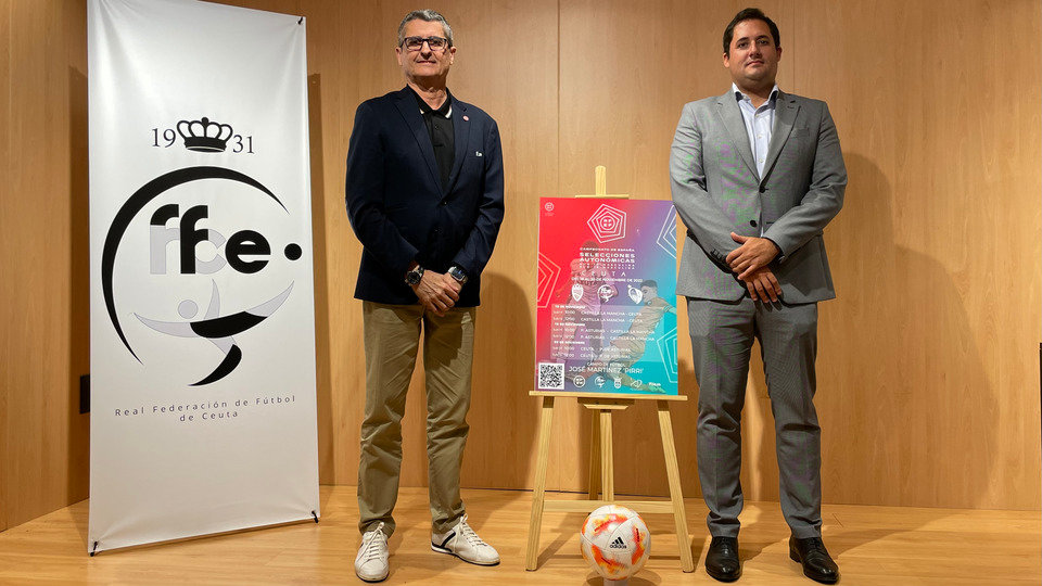 Gaona y Ramírez, posando junto a un cartel promocional del Campeonato de España de Selecciones Autonómicas