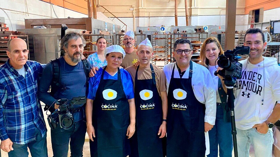 El equipo del programa 'Productos Artesanos', del Canal Cocina, junto a varios trabajadores de la Panificadora Septi