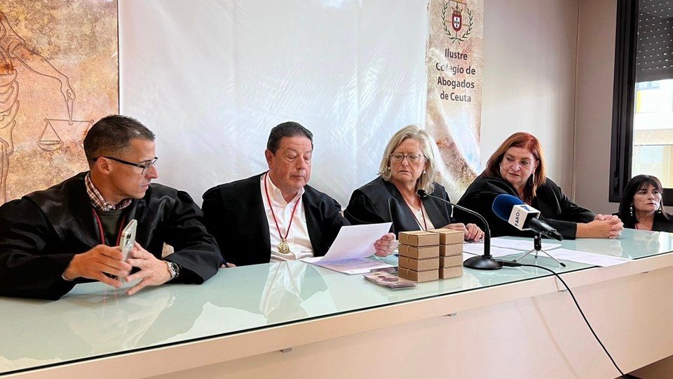 La Junta de Gobierno del Ilustre Colegio de Abogados de Ceuta, durante la lectura un manifiesto contra la violencia de género