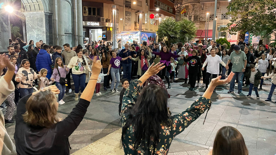 Multitud de mujeres, interpretando una danza circular durante la concentración feminista por el 25N